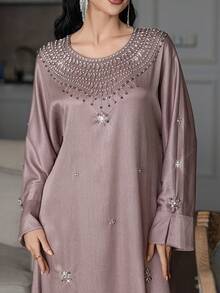 Layrah Váy maxi tay dài cổ tròn đính đá thủ công bằng vải nhũ vân nổi - Rượu sâm banh - Xem 3
