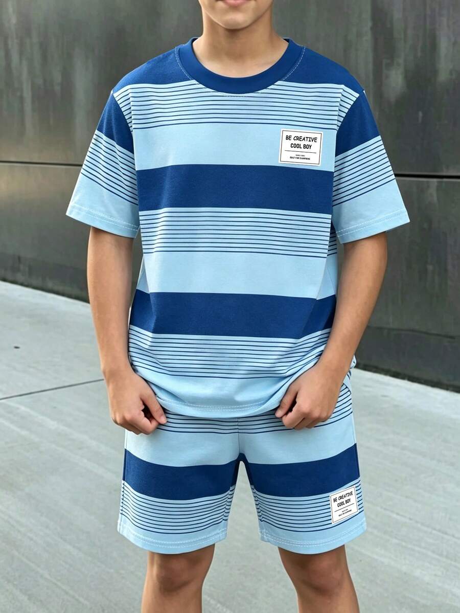 一套男童条纹短袖短裤套装,休闲时尚风格,蓝色调撞色条纹,适合春夏季户外活动、日常玩耍和运动。 - 彩色 - 查看 1