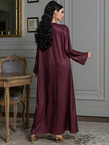 Layrah فستان ماكسي مصنوع يدويًا من قماش لامع ذو ملمس مزين بالراينستون برقبة دائرية وأكمام طويلة - عنابي اللون - مشاهدة 2