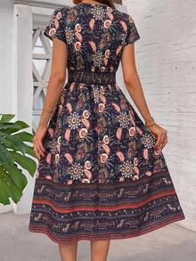 SHEIN Clasi Đầm midi nữ mới thanh lịch cổ chữ V tôn eo tôn dáng có túi họa tiết hoa, đầm đi biển mùa hè - màu đen - Xem 2