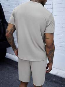 Manfinity Homme 男士淺灰色夏季休閒城市度假套裝，純色短袖圓領T恤搭配彈性腰抽繩短褲，舒適百搭，度假風 - 灰色 - 查看 2