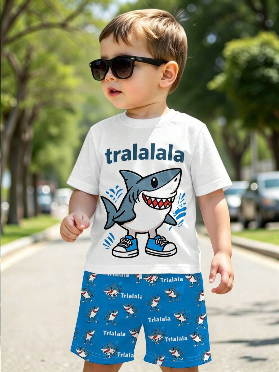 可愛幼童男童鯊魚主題夏季套裝,白色圖案T恤配穿球鞋的微笑鯊魚 + 藍色滿版鯊魚印花短褲,適合遊戲約會、海灘日和日常冒險 - 彩色 - 查看 1