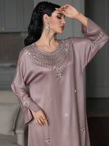 Layrah Váy maxi tay dài cổ tròn đính đá thủ công bằng vải nhũ vân nổi - Rượu sâm banh - Xem 7