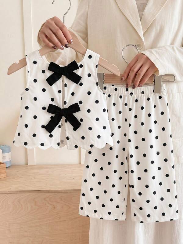 SHEIN Conjunto lindo de top sin mangas de cuello redondo con estampado de lunares y pantalones largos para niña