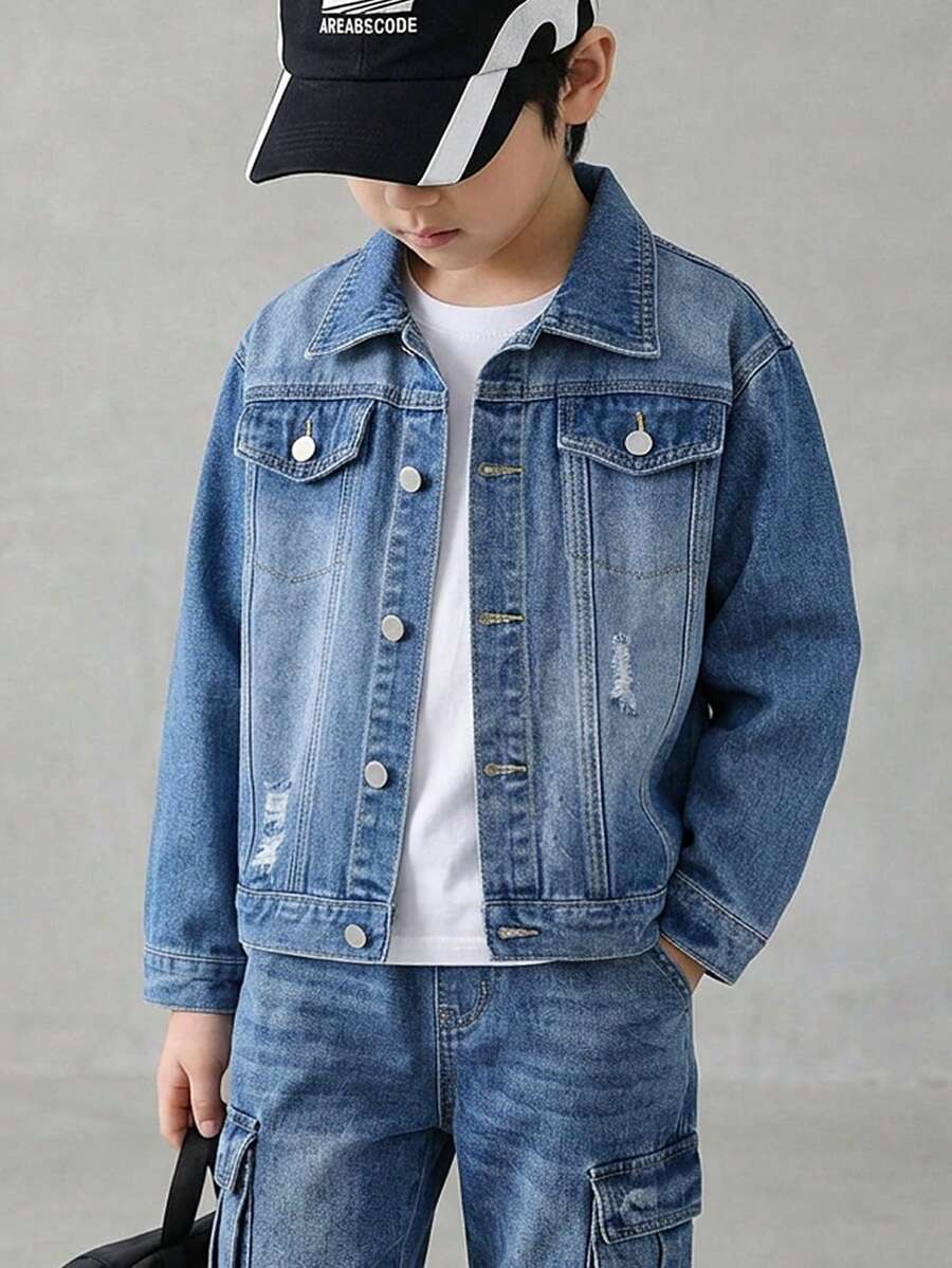 男童牛仔外套,中藍色牛仔色,百搭休閒校園風男童夾克,配有鈕扣門襟和翻蓋口袋,經典磨損破洞設計,修身舒適純棉牛仔上衣,適合學校、日常出遊和戶外活動 - 淺色水洗藍 - 查看 1