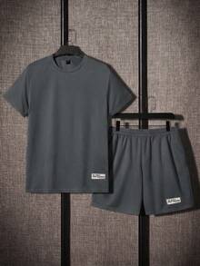 SHEIN 2件/套 青少年男童休閒寬鬆舒適梭織標籤裝飾短袖上衣與短褲套裝，適合春夏季 - 深灰色 - 查看 3