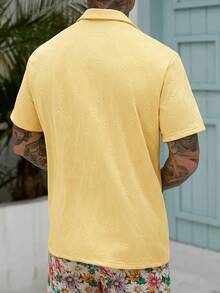 VENTUSAIL Estilo casual de vacaciones para hombres, diseño a juego con textura de ganchillo de planta verde, camisa casual de vacaciones de manga corta con botones y sensación elegante y romántica francesa. Camisa casual de manga corta con estampado floral, camisas tropicales para hombres, camisas bonitas para hombres, camisas gráficas para hombres, camisas tropicales para hombres, camisa amarilla para hombres, camisas retro para hombres, camisa de punto... - Amarillo - Ver 2