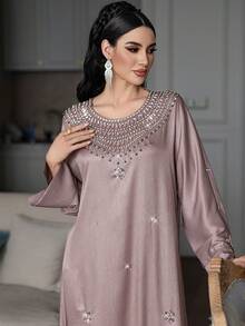 Layrah Váy maxi tay dài cổ tròn đính đá thủ công bằng vải nhũ vân nổi - Rượu sâm banh - Xem 6