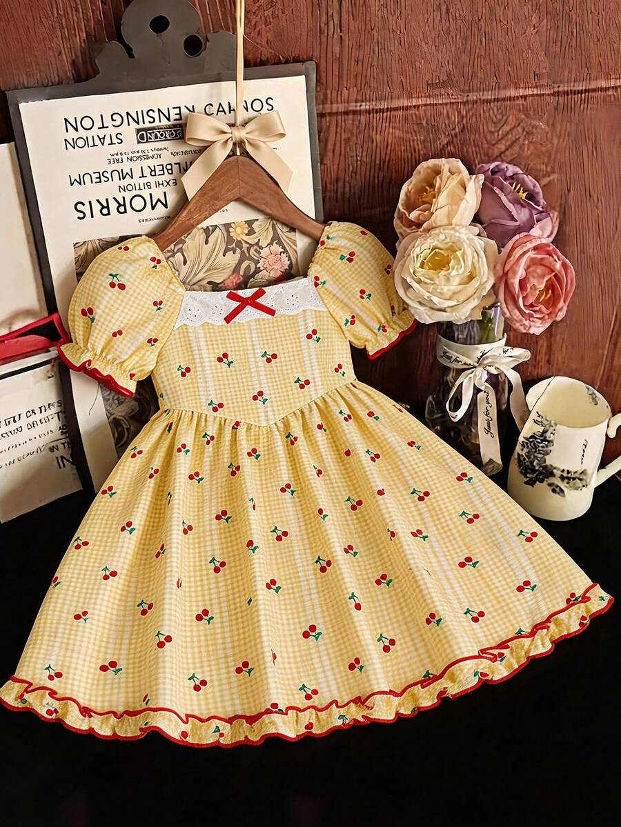 SHEIN Elladie kids 女童夏季新款方領泡泡短袖荷葉邊紅色對比腰部鬆緊帶前領口蕾絲蝴蝶結A字版型淡黃色格紋紅櫻桃田園學院風可愛甜美時尚公主洋裝