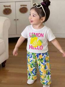 SHEIN 女嬰夏季T恤套裝，俏皮可愛，檸檬字母印花圓領短袖T恤搭配休閒寬腿長褲，彈性腰部設計舒適自在，適合日常穿著、戶外玩耍、休閒度假、運動跑步，夏季街頭甜美風 - 黃色 - 查看 1