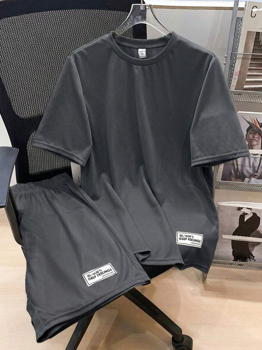 SHEIN 2件/套 青少年男童休閒寬鬆舒適梭織標籤裝飾短袖上衣與短褲套裝,適合春夏季 - 深灰色 - 查看 1