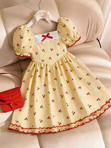SHEIN Elladie kids 女童夏季新款方領泡泡短袖荷葉邊紅色對比腰部鬆緊帶前領口蕾絲蝴蝶結A字版型淡黃色格紋紅櫻桃田園學院風可愛甜美時尚公主洋裝 - 黃色 - 查看 8