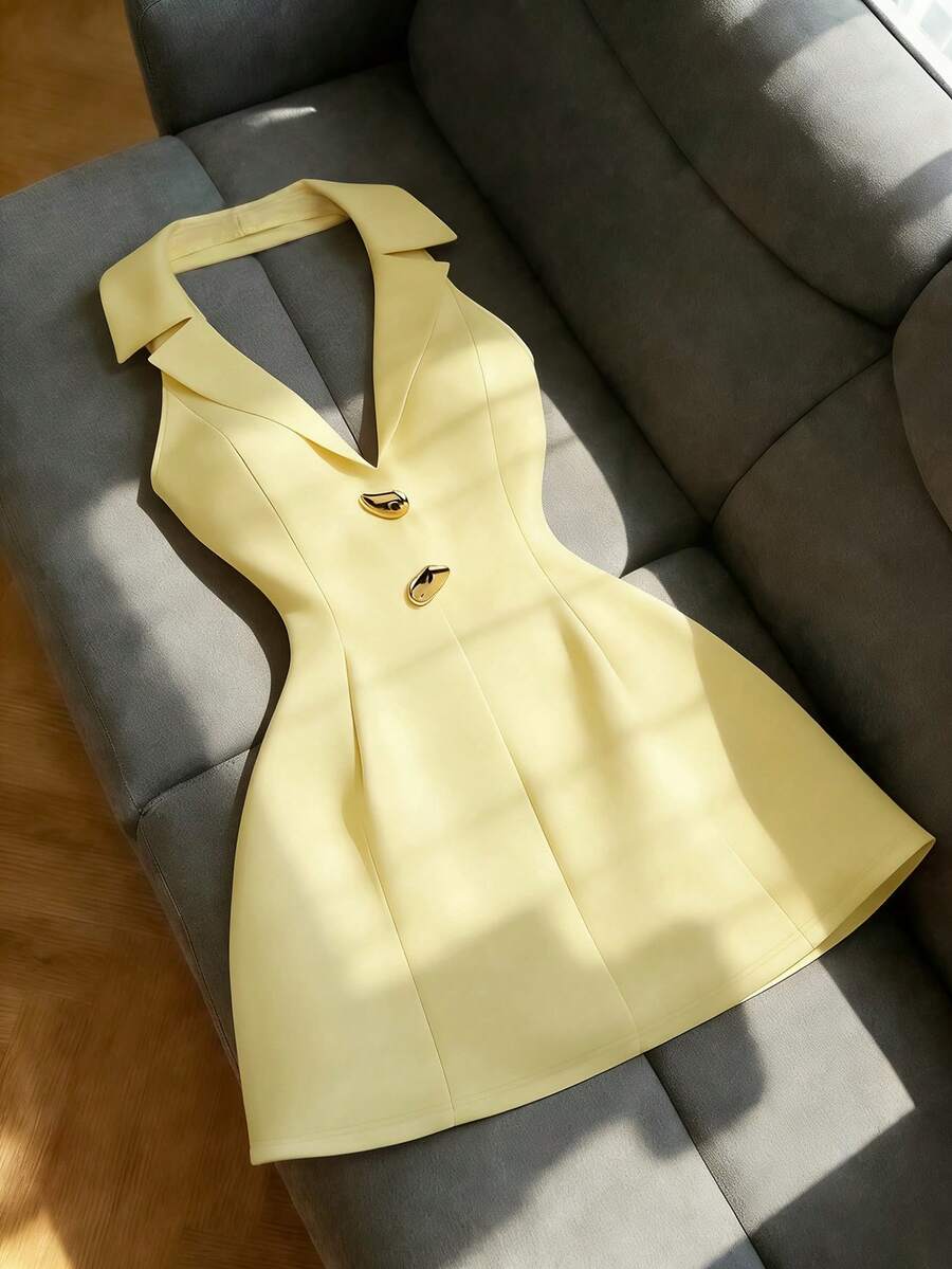 Franclia 女款優雅掛脖洋裝,金黃色夏季熱帶風情雞尾酒洋裝,翻領金屬裝飾收腰短版簡約慵懶洋裝 - 黃色 - 查看 1