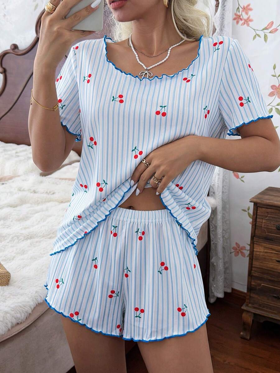 CottageSlumber Conjunto de pijama casual y romántico para mujer con top de manga corta de punto acanalado con cuello redondo, ribete de volantes, rayas azules y estampado de cerezas, y shorts - Azul - Ver 1
