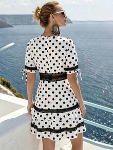 Hotletica Gaun Pendek Berlapis Ganda Berenda dengan Potongan V dan Detail Ruffle Motif Polkadot Dua Warna, Cocok untuk Liburan dan Pantai - Putih - View 2