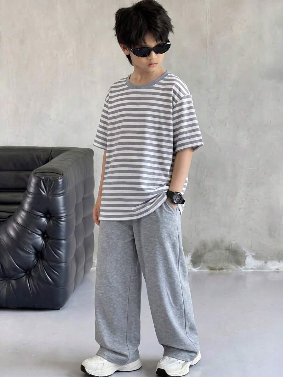 SHEIN 2件組兒童青少年男孩花卉灰色條紋短袖上衣與長褲運動褲套裝，休閒學院風，舒適簡約實用