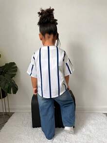 Blus Lengan Pendek Leher Bulat Bergaris dan Huruf Gaya Jalanan untuk Anak Perempuan - Putih - View 2