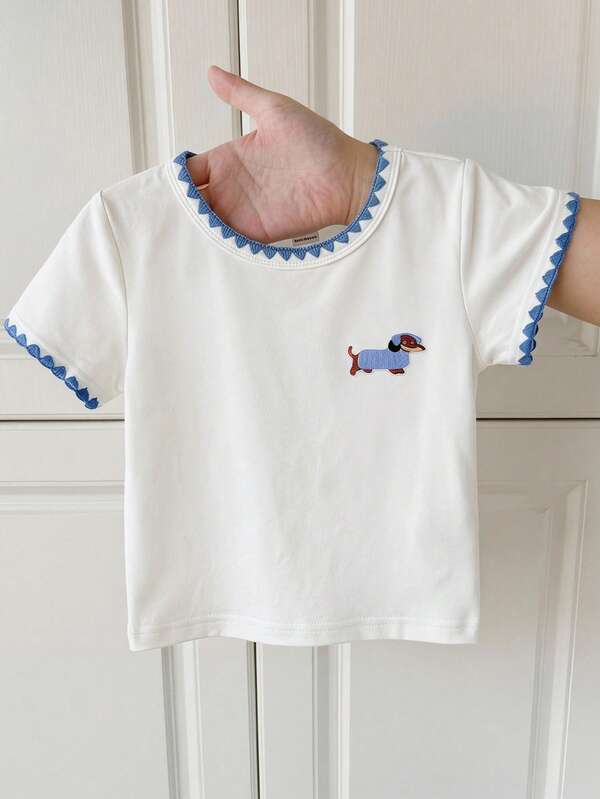 SHEIN Camiseta de manga corta blanca con gráfico bordado de un perro salchicha con adorno de triángulo azul, adecuada para uso diario, atuendo escolar y talla grande, para niñas jóvenes