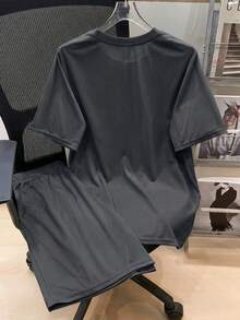 SHEIN 2件/套 青少年男童休閒寬鬆舒適梭織標籤裝飾短袖上衣與短褲套裝，適合春夏季 - 深灰色 - 查看 2