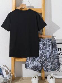 SHEIN 青少年男孩休閒街頭風寬鬆運動數位圖案圓領黑色針織短袖T恤與枯葉迷彩短褲套裝，適合通勤、上學、日常休閒出遊、運動、春夏季、海邊度假 - 黑色 - 查看 3
