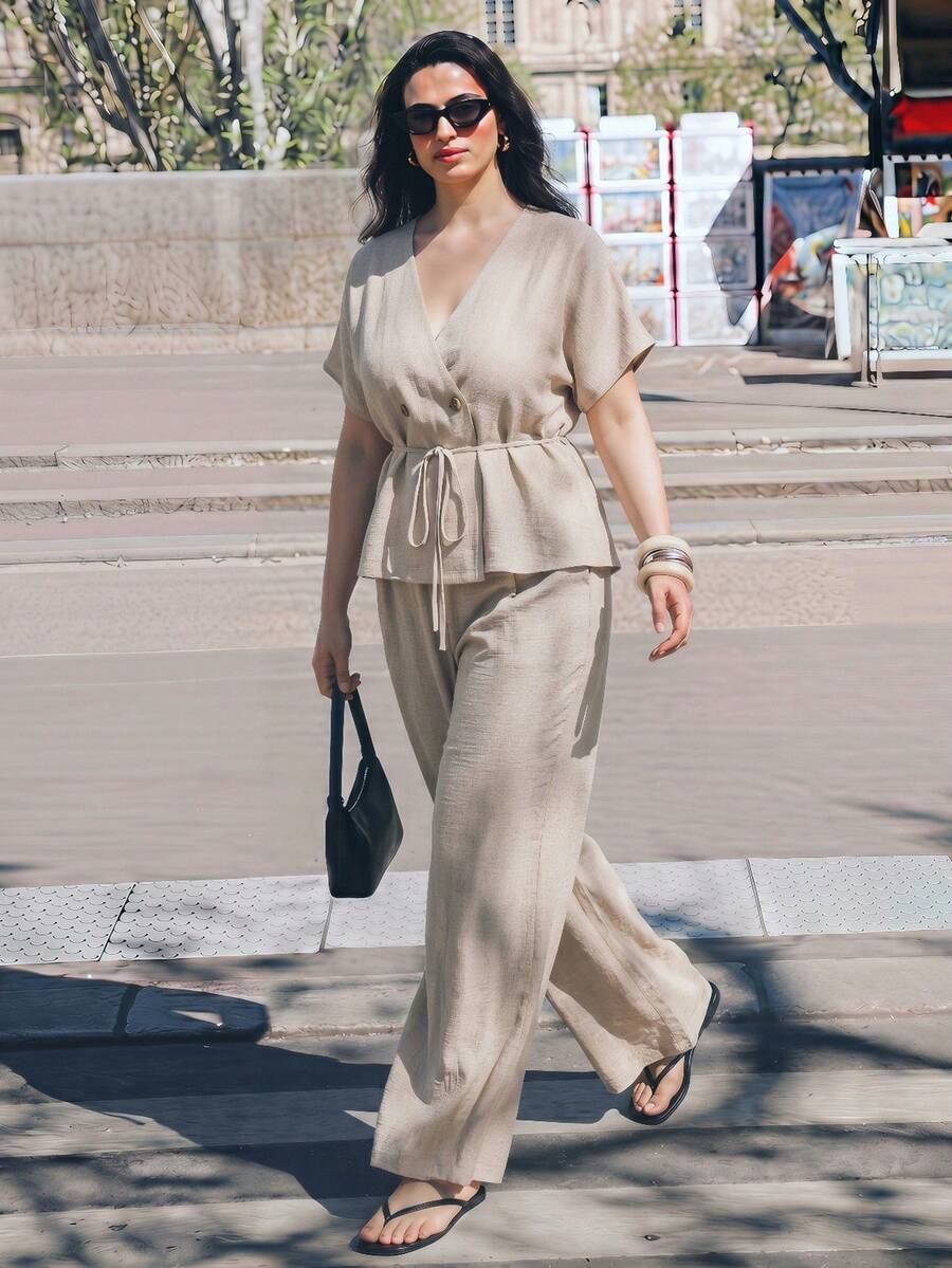 Maija Conjunto de 2 piezas con top cruzado de cuello en V color caqui con lazo en la cintura y pantalones de pierna ancha, talla grande, atuendo de verano casual elegante para vacaciones, ropa de oficina elegante, vintage - Caqui - Ver 1