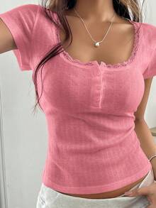 Vionelle Moosta 大尺碼女款蕾絲飾邊短袖T恤，修身3鈕扣休閒可愛粉色，春夏秋冬正式約會之夜穿搭 - 玫紅色 - 查看 1