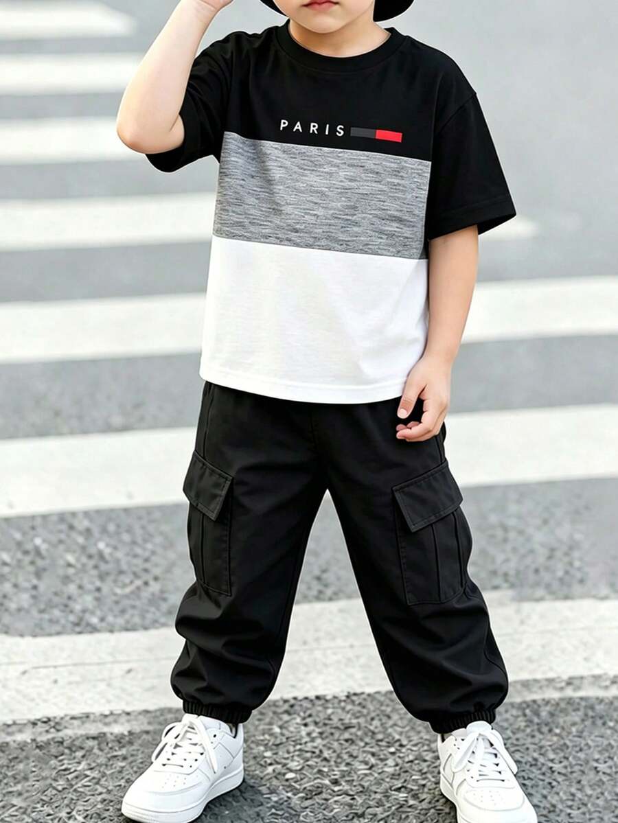 SHEIN 2件組小男孩巴黎英文字印花黑白灰拼接百搭時尚舒適圓領短袖T恤與黑色收口工裝褲套裝,適合四季,夏季春季短褲套裝 - 彩色 - 查看 1