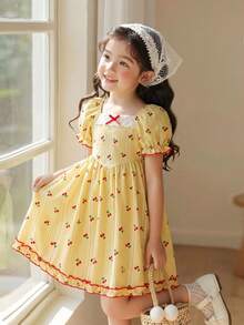 SHEIN Elladie kids 女童夏季新款方領泡泡短袖荷葉邊紅色對比腰部鬆緊帶前領口蕾絲蝴蝶結A字版型淡黃色格紋紅櫻桃田園學院風可愛甜美時尚公主洋裝 - 黃色 - 查看 6