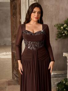 Aureia 大尺碼優雅時尚咖啡色奢華珠飾拼接彈性網紗心形方領荷葉邊百褶透視長袖A字長洋裝，適合婚禮活動、生日派對、度假正式晚禮服（重工風格） - 咖啡棕 - 查看 7