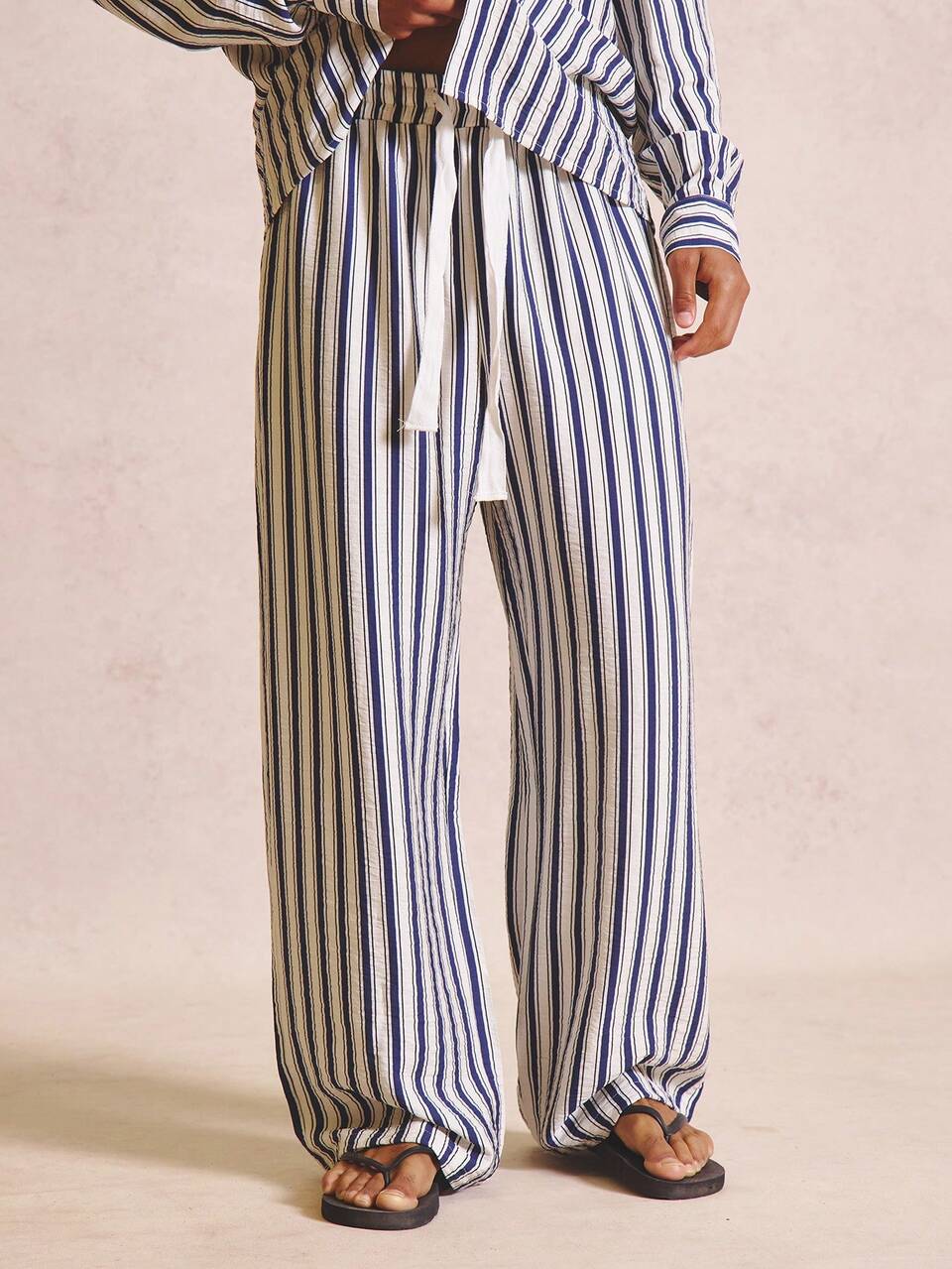 Oversized Loose Fitting Stripe Woven Joggers Elasticated Waist Back Patch Pockets