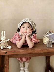 SHEIN Vintaside Kids 女童夏季紅白格紋洋裝，大領口櫻桃刺繡，泡泡短袖寬鬆裙，清新可愛，適合夏季穿搭，格紋復古感，甜美田園風，適合年輕女孩日常舒適穿著、戶外玩耍、休閒度假 - 紅色 - 查看 6