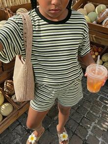 SHEIN 青少年女孩萊姆綠條紋上衣與短褲2件式休閒套裝，夏季度假通勤穿搭，對比條紋印花寬鬆版型T恤套裝 - 綠色 - 查看 10