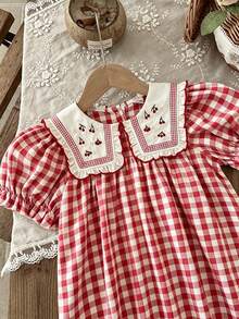 SHEIN Vintaside Kids 女童夏季紅白格紋洋裝，大領口櫻桃刺繡，泡泡短袖寬鬆裙，清新可愛，適合夏季穿搭，格紋復古感，甜美田園風，適合年輕女孩日常舒適穿著、戶外玩耍、休閒度假 - 紅色 - 查看 4