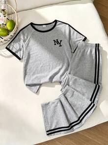 SHEIN 2件組青少年女孩休閒運動套裝，花灰配色插肩袖短袖上衣搭配黑色滾邊對比設計，胸前印有NY字母，簡約吸睛風格，袖側黑色線條細節，搭配雙黑色條紋直筒長褲，寬鬆舒適版型，適合日常上學、運動與外出，輕盈春夏季穿著，2026春夏季套裝 - 灰色 - 查看 4