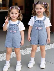 SHEIN Playful Pals 女嬰牛仔吊帶短褲，夏季新款休閒可愛趣味淺藍色牛仔鹽洗水工藝，愛心刺繡圖案，寬鬆直筒版型，舒適輕盈細棉牛仔布料柔軟，可搭配T恤，適合夏季度假、日常出遊、學校聚會，春夏熱銷女嬰休閒吊帶褲 - 淺色水洗藍 - 查看 6