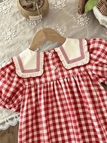 SHEIN Vintaside Kids 女童夏季紅白格紋洋裝，大領口櫻桃刺繡，泡泡短袖寬鬆裙，清新可愛，適合夏季穿搭，格紋復古感，甜美田園風，適合年輕女孩日常舒適穿著、戶外玩耍、休閒度假 - 紅色 - 查看 5