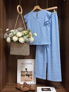 SHEIN 2件組女孩甜美兩件式套裝 優雅休閒日常套裝 柔軟淺藍色鬆軟面料 抽褶波浪紋理上衣 荷葉邊飄逸短袖 手工3D蝴蝶結裝飾 圓領寬鬆襯衫 + 寬鬆寬腿長褲 可愛百搭 適合學校野餐派對居家度假戶外 春夏日常休閒穿搭 大女孩與青少年女孩 - 藍色 - 查看 2