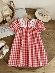 SHEIN Vintaside Kids 女童夏季紅白格紋洋裝，大領口櫻桃刺繡，泡泡短袖寬鬆裙，清新可愛，適合夏季穿搭，格紋復古感，甜美田園風，適合年輕女孩日常舒適穿著、戶外玩耍、休閒度假 - 紅色 - 查看 3