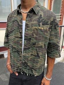 Manfinity EMRG Camisa de manga corta casual y holgada de mezclilla con estampado de camuflaje de ganchillo, moda callejera para hombres - Verde militar - Ver 1