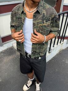 Manfinity EMRG Camisa de manga corta casual y holgada de mezclilla con estampado de camuflaje de ganchillo, moda callejera para hombres - Verde militar - Ver 6