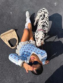 Muchica 女士休闲浅黄色Polo衫，搭配撞色棕色领子和条纹袖子。马匹印花增添复古、学院风、经典、时尚、青春和街头潮流气息。面料顺滑舒适，是秋季的理想之选。 - 彩色 - 查看 4