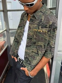 Manfinity EMRG Camisa de manga corta casual y holgada de mezclilla con estampado de camuflaje de ganchillo, moda callejera para hombres - Verde militar - Ver 3