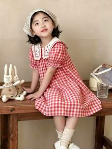 SHEIN Vintaside Kids 女童夏季紅白格紋洋裝，大領口櫻桃刺繡，泡泡短袖寬鬆裙，清新可愛，適合夏季穿搭，格紋復古感，甜美田園風，適合年輕女孩日常舒適穿著、戶外玩耍、休閒度假 - 紅色 - 查看 7