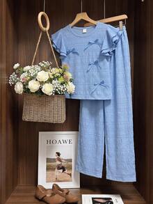 SHEIN 2件組女孩甜美兩件式套裝 優雅休閒日常套裝 柔軟淺藍色鬆軟面料 抽褶波浪紋理上衣 荷葉邊飄逸短袖 手工3D蝴蝶結裝飾 圓領寬鬆襯衫 + 寬鬆寬腿長褲 可愛百搭 適合學校野餐派對居家度假戶外 春夏日常休閒穿搭 大女孩與青少年女孩 - 藍色 - 查看 3