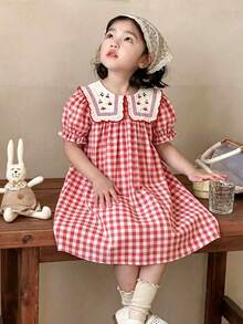 SHEIN Vintaside Kids 女童夏季紅白格紋洋裝，大領口櫻桃刺繡，泡泡短袖寬鬆裙，清新可愛，適合夏季穿搭，格紋復古感，甜美田園風，適合年輕女孩日常舒適穿著、戶外玩耍、休閒度假 - 紅色 - 查看 1
