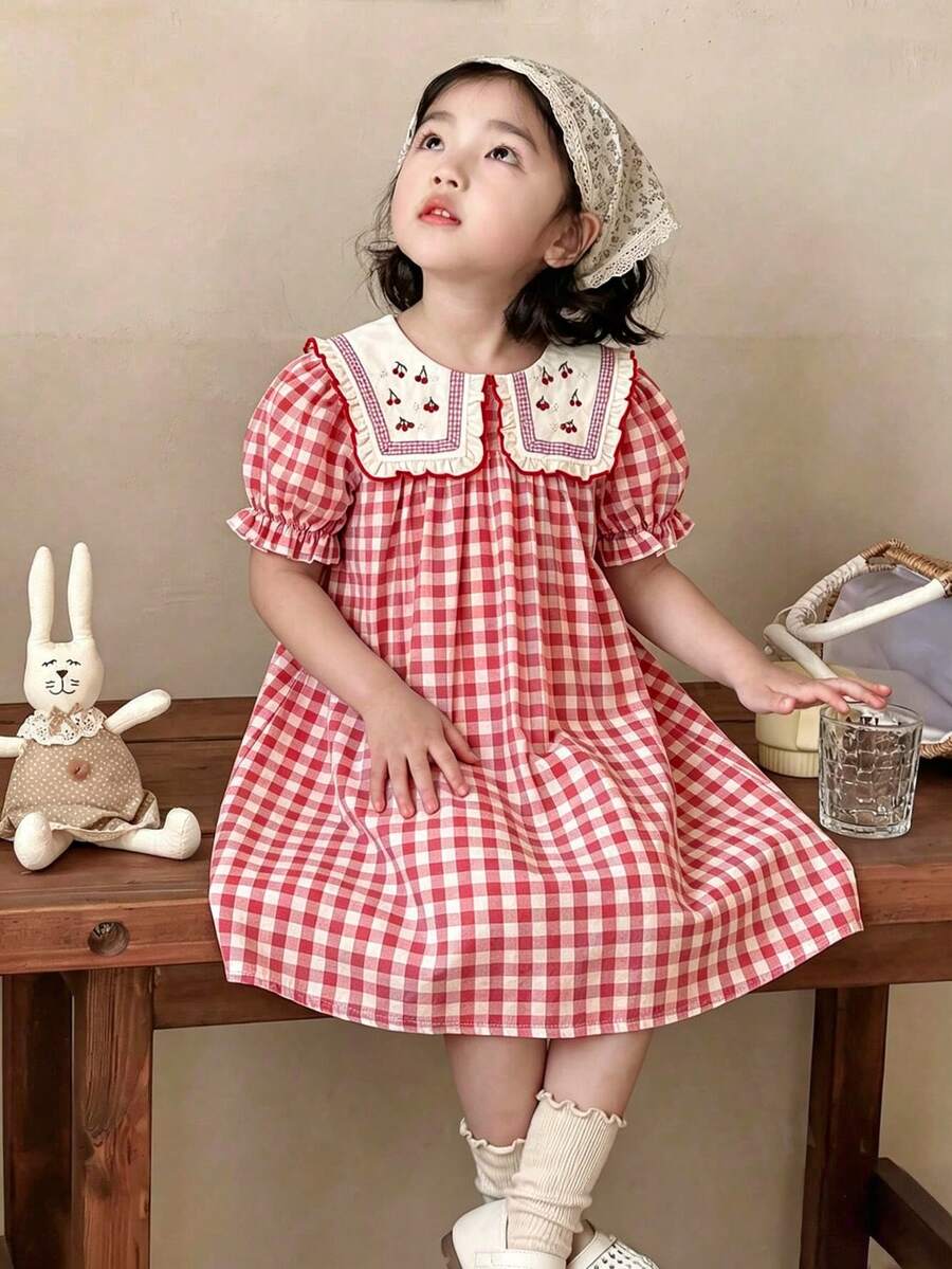 SHEIN Vintaside Kids 女童夏季紅白格紋洋裝,大領口櫻桃刺繡,泡泡短袖寬鬆裙,清新可愛,適合夏季穿搭,格紋復古感,甜美田園風,適合年輕女孩日常舒適穿著、戶外玩耍、休閒度假 - 紅色 - 查看 1