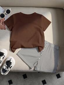 SHEIN Playful Pals 2件組舒適男嬰休閒時尚字母印花圓領短袖T恤搭配條紋短褲休閒套裝，男嬰夏季套裝，夏季戶外運動，韓系風格，返校季舒適易穿男童T恤男童短褲新式設計夏季度假氛圍返校戶外活動 - 彩色 - 查看 2