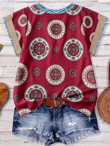 Linhara Áo sơ mi nữ size lớn phong cách Bohemian họa tiết hình học tay ngắn cổ chữ V, áo blouse rộng thoải mái phong cách vintage, cổ tương phản kiểu Pháp, đi biển nghỉ dưỡng, đi làm, đi chơi hàng ngày, áo mặc đa năng - Màu Đỏ Sâu - Xem 2