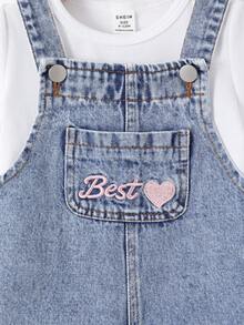 SHEIN Playful Pals 女嬰牛仔吊帶短褲，夏季新款休閒可愛趣味淺藍色牛仔鹽洗水工藝，愛心刺繡圖案，寬鬆直筒版型，舒適輕盈細棉牛仔布料柔軟，可搭配T恤，適合夏季度假、日常出遊、學校聚會，春夏熱銷女嬰休閒吊帶褲 - 淺色水洗藍 - 查看 4