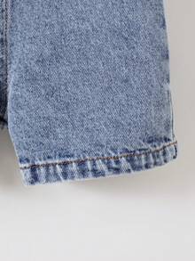 SHEIN Playful Pals 女嬰牛仔吊帶短褲，夏季新款休閒可愛趣味淺藍色牛仔鹽洗水工藝，愛心刺繡圖案，寬鬆直筒版型，舒適輕盈細棉牛仔布料柔軟，可搭配T恤，適合夏季度假、日常出遊、學校聚會，春夏熱銷女嬰休閒吊帶褲 - 淺色水洗藍 - 查看 7